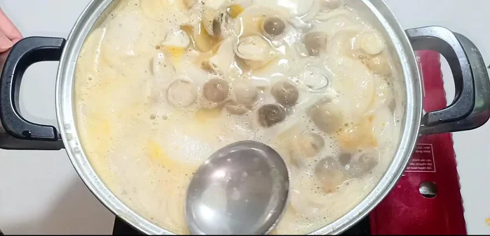 Remove any foam from the broth.