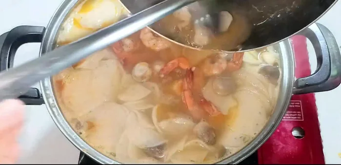 Add stir-fried shrimp, season with additional fish sauce, sugar, pearl powder, and pepper.