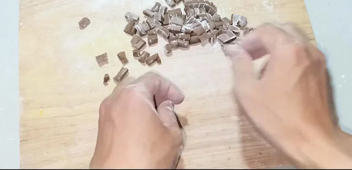 Roll each piece into a ball to form the pearls. Dust with tapioca starch to prevent sticking.