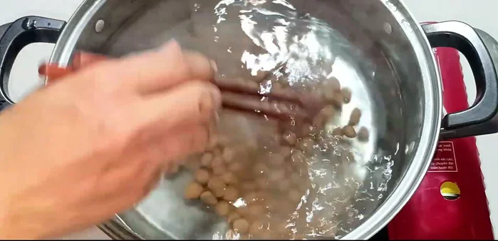 Boil 1 liter of water. Add the pearls and cook on low-medium heat for 30 minutes, stirring occasionally to prevent sticking. Cover and let sit for another 15 minutes.