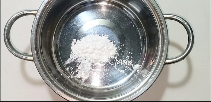 Combine 100g tapioca starch, 2 spoons of brown sugar, and 100ml water in a pot. Stir until the starch dissolves completely. (Set aside)