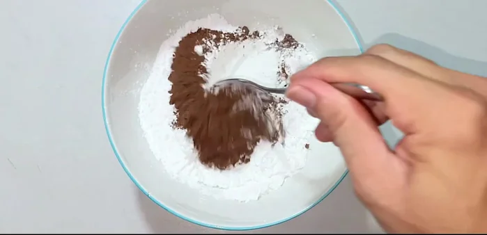 Mix 10g cocoa powder with the remaining 50g tapioca starch. (Optional: Use Milo powder instead)