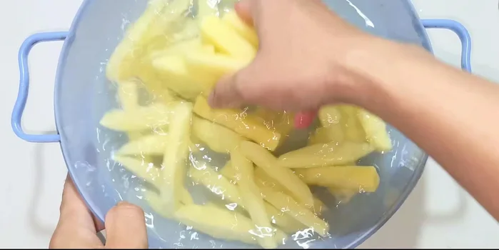 Soak the cut potatoes in salt water for 15 minutes to remove starch.