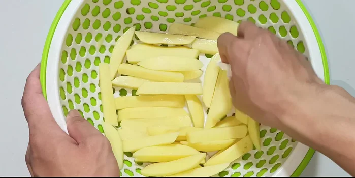 Drain and thoroughly dry the potatoes with paper towels.