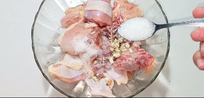 Marinate the chicken with half of the minced garlic and shallots, sugar, MSG, pepper, seasoning powder, and fish sauce. Marinate for 30 minutes.