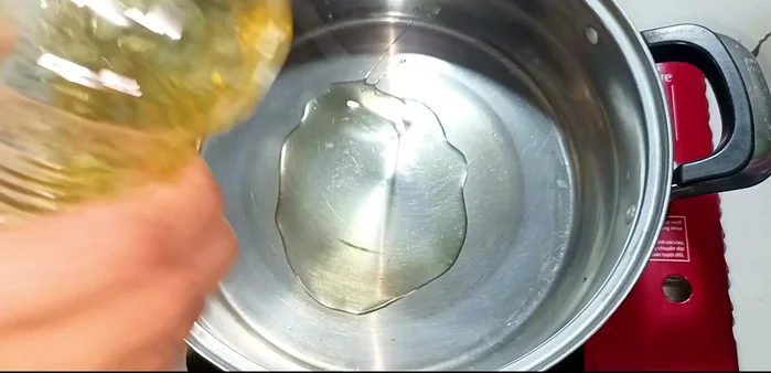 Heat cooking oil in a pot. Add the remaining minced garlic and shallots and saute until fragrant.
