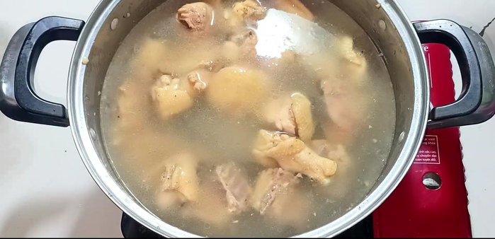 Add 1 liter of water, stir well, and bring to a boil. Reduce heat to medium and simmer for 5 minutes.