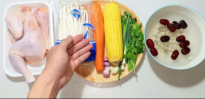 Rinse the chicken with water and pre-process it with vinegar and salt to remove the smell. Massage for 1 minute, rinse, and chop into bite-sized pieces.