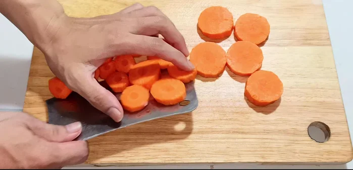 Prepare the vegetables: Slice carrots (1-1.5cm thick), cut corn (2cm thick), chop green onions and cilantro.