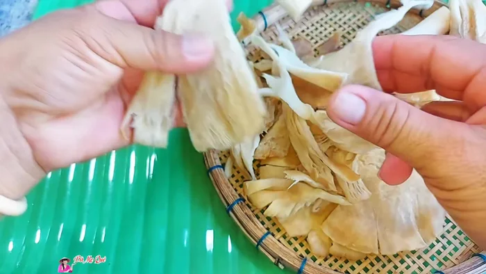 Prepare the oyster mushrooms: Tear oyster mushrooms into small pieces and air fry at 180°C for 5 minutes until lightly golden brown (154.239). This prevents the soup from becoming cloudy (162).