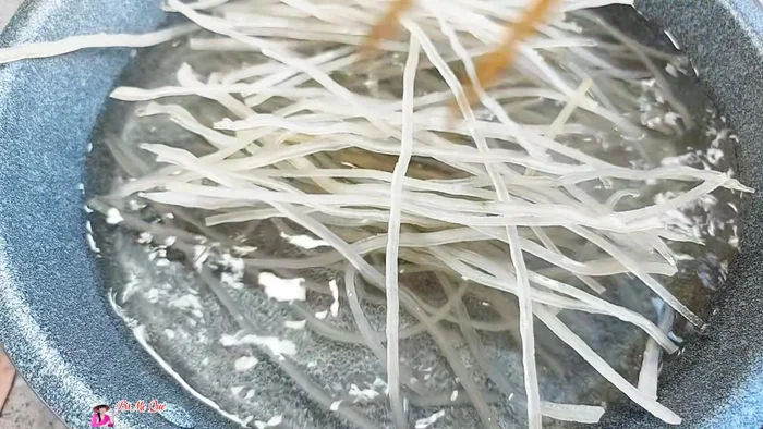Prepare the tapioca noodles: Boil water in a separate pot (82.159). Add tapioca starch and cook for 5 minutes (84.2). Remove the noodles and rinse with cold water to prevent sticking (87.079, 137.8).