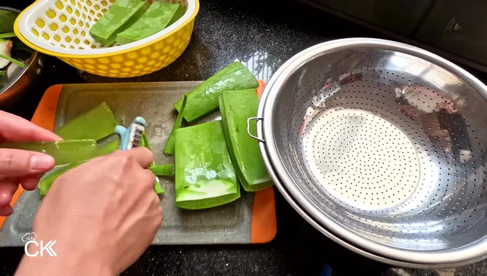Cut aloe vera leaves into pieces, peel off the thorns and skin, then cut into cubes.