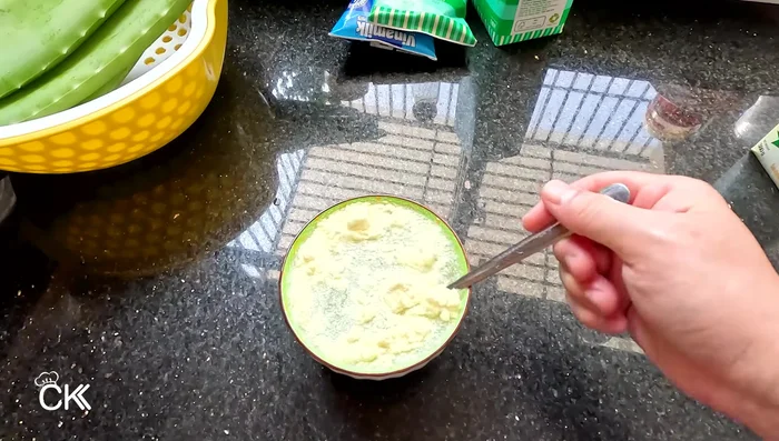 Dissolve milk powder in a bowl of boiled water.