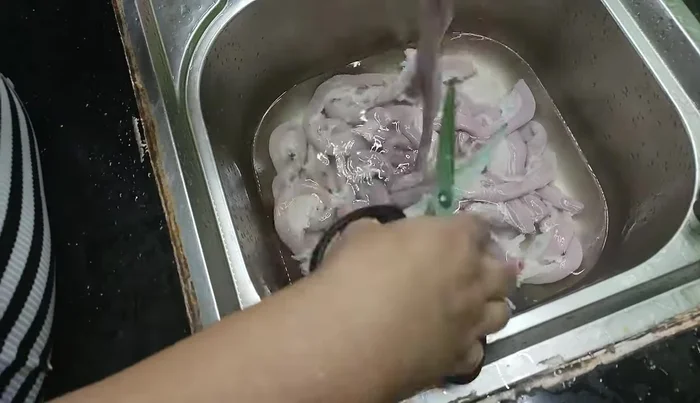 Cut the intestines into pieces and soak them in a bowl of water to keep them white.