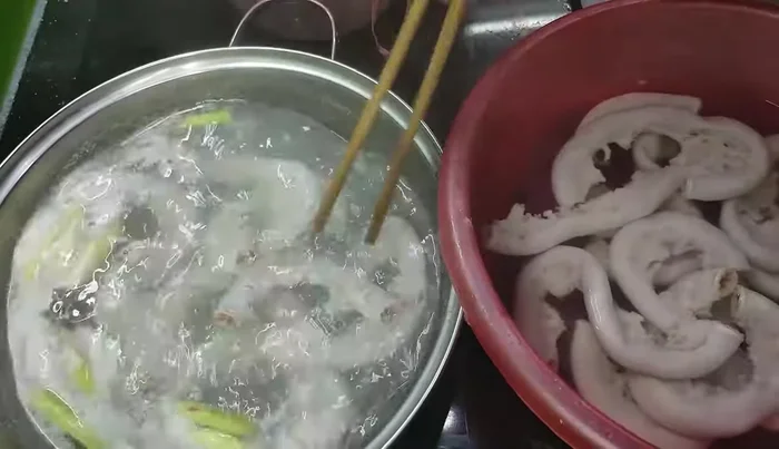 Blanch the intestines again to make them loose and white.