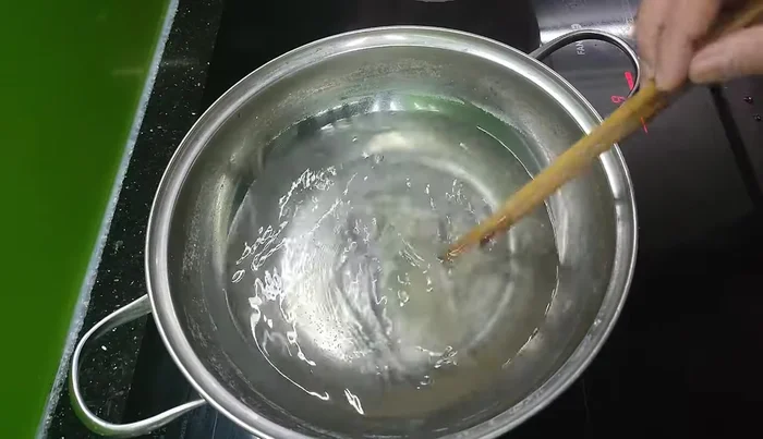 Add spices: salt, MSG, fish sauce, and green onions to remove any fishy smell. Boil thoroughly and eat hot.