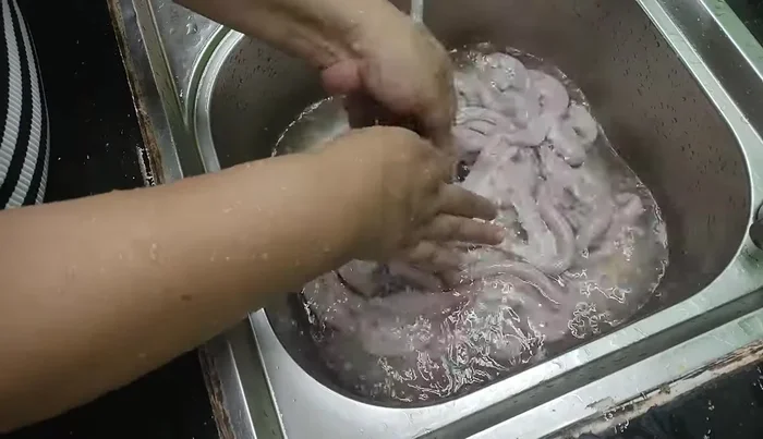 Thoroughly wash the double-skinned intestines. It's crucial to clean them very carefully.