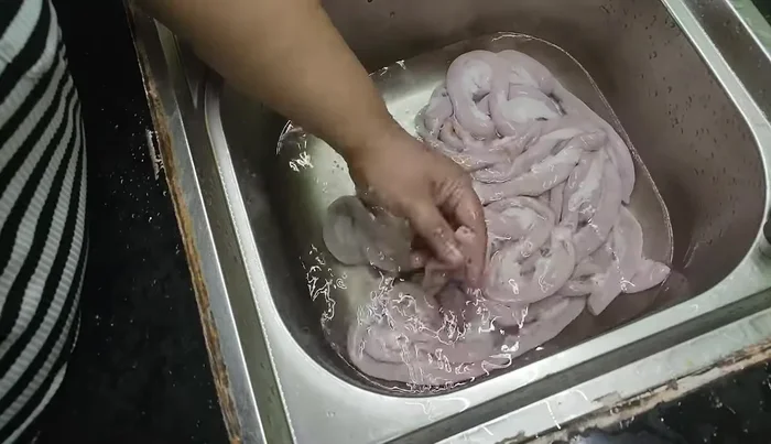 Wash the intestines with diluted salt water.