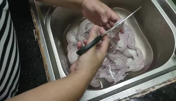 Blanch the intestines to make them cleaner.