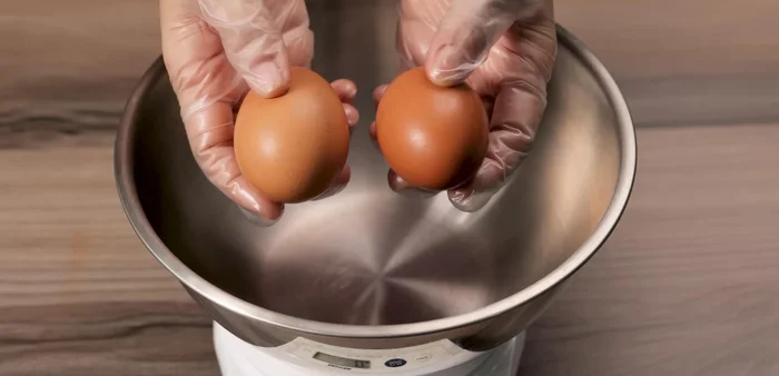 Whisk together eggs, sugar, vanilla extract, and pandan flavoring.