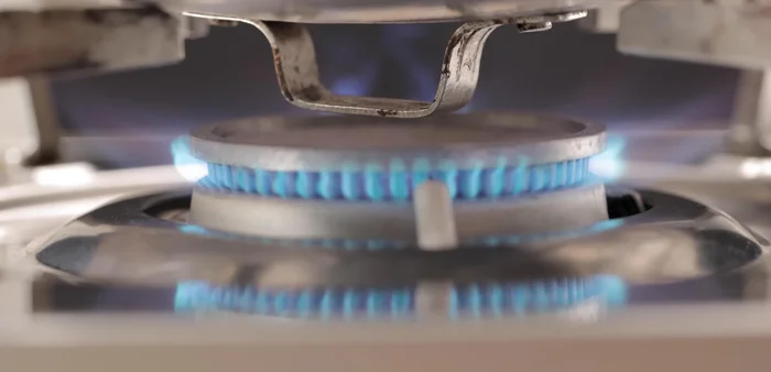 Heat the pan over medium-low heat (1/4 flame for gas stove, 1/3 for mini stove).