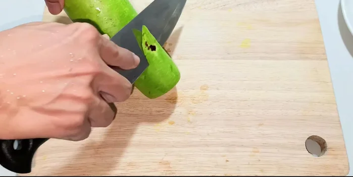Wash and cut the squash. Remove any black spots. Cut into 1cm thick slices.