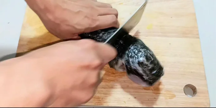 Cut the snakehead fish into thick slices.