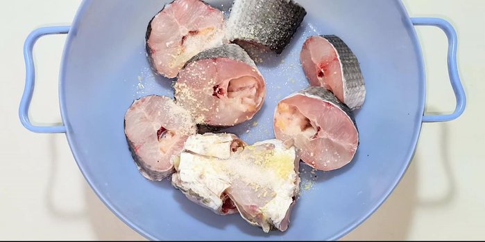 Marinate the fish with seasoning powder, sugar, sweet powder, fish sauce, ground pepper, minced onion, and garlic for 20 minutes.