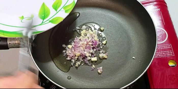 In a pan, sauté minced garlic and shallots until golden brown. Add the marinated mushrooms and stir-fry for 3 minutes.
