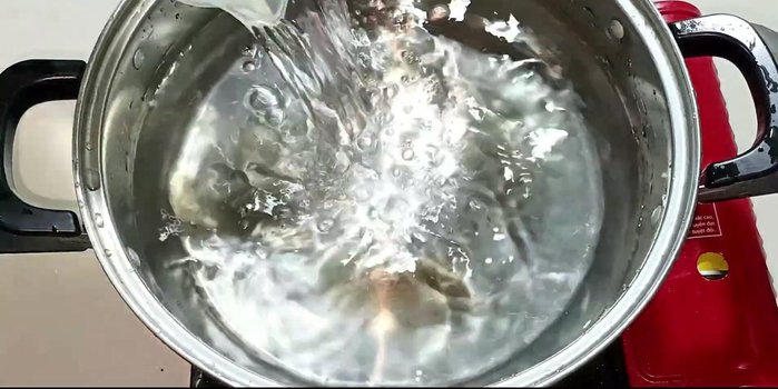 In a pot, bring 2 liters of water to a boil. Add ginger slices, then the marinated fish. Once boiling again, remove the fish and ginger.