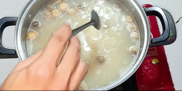 Season the porridge with salt, sugar, MSG, and fish sauce to taste. Add green onions.