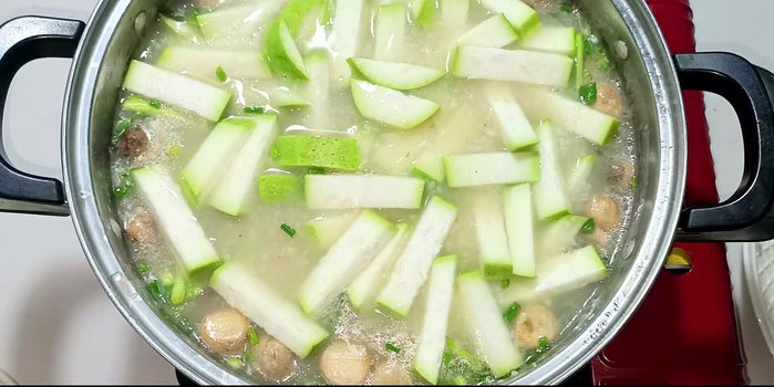 Add the squash slices and the cooked fish back to the porridge. Simmer until the squash is slightly soft.