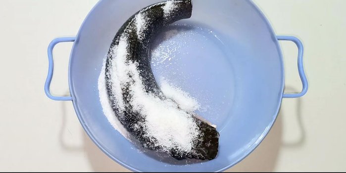 Clean the fish. Add salt and vinegar to remove slime. Rinse thoroughly. (If the fish is very slimy, repeat the process.)