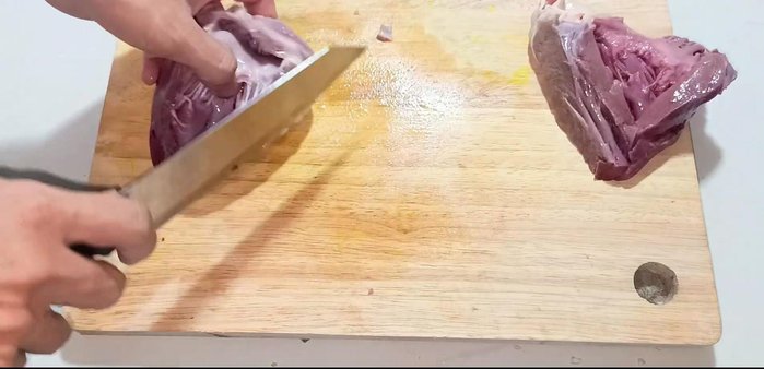 Clean and thinly slice the pig heart, removing any remaining blood clots.