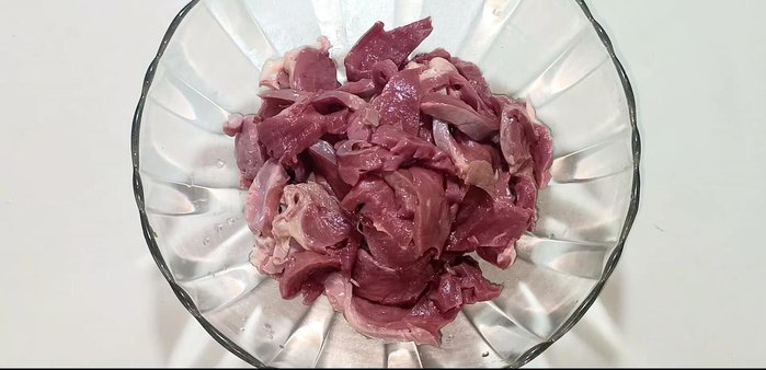 Marinate the pig heart with minced garlic, shallots, sugar, MSG, ground pepper, fish sauce, and oyster sauce for 30 minutes.