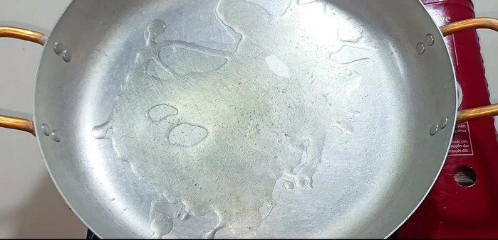 Heat oil in a pan, sauté minced garlic, chili, and shallots until fragrant.