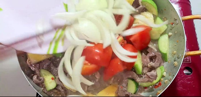 Add tomatoes and onions, stir-fry briefly.