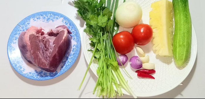 Cut the pig heart in half, wash away blood clots, and marinate it with salt and vinegar or lemon juice for 1 minute. Rinse again.