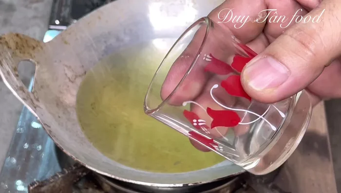 Fry the cakes: Pour approximately 90-100ml of batter into the hot oil, pouring firmly from top to bottom in one go. Use chopsticks to gently stir and rotate the cake.