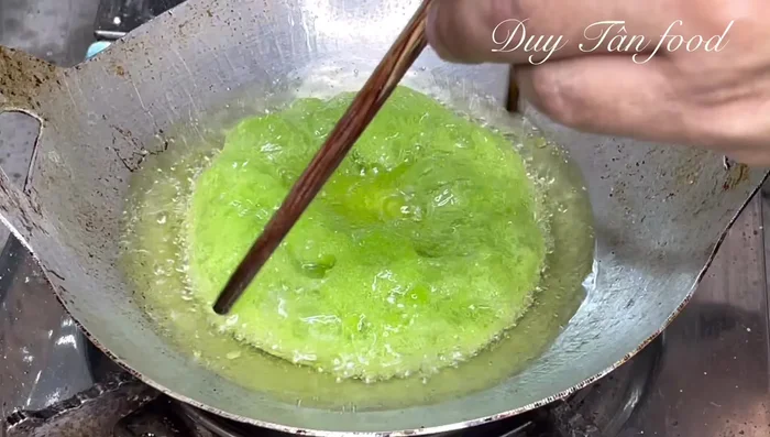 Flip and fry: When the edges are golden brown, flip the cake and fry for another 30 seconds. Maintain a consistent low heat throughout the frying process.