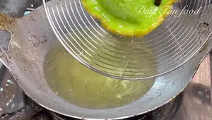 Pandan Bird's Nest Cake: Crispy, Chewy Delight