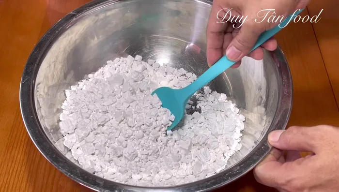 Combine dry ingredients: Mix 500g rice flour and 100g glutinous rice flour (or tapioca starch).