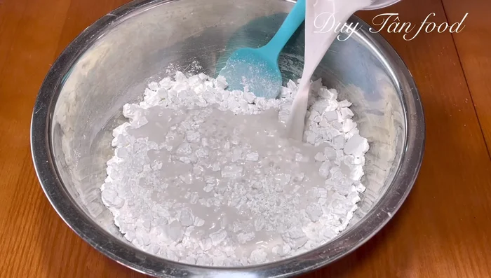 Add wet ingredients: Add 300ml coconut milk, 240ml pandan leaf water, and ½ teaspoon salt to the flour mixture. Stir well.