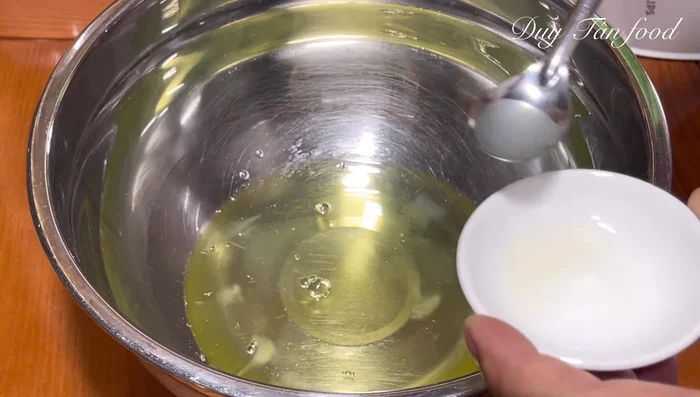 In a clean, grease-free bowl, beat egg whites with lemon juice until fluffy and foamy. Gradually add sugar, beating at medium speed, then high speed until stiff peaks form. Avoid over-beating.