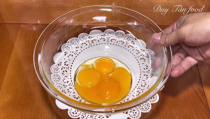 Separate egg yolks and whites. Add vanilla essence, cooking oil, and milk to the yolks. Mix well.