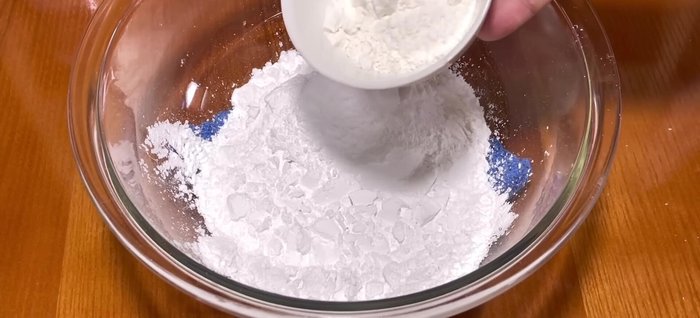Prepare the purple dough. Mix 150g tapioca starch, 20g all-purpose flour, 120g sugar, and 1/3 teaspoon salt. Add 200ml coconut milk and stir well until dissolved.