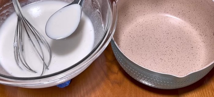 Cook the purple dough mixture. Scoop out 2 tablespoons of purple dough and mix it with 250ml purple leaf water. Cook over low heat until thick. Add to the main purple dough mixture and stir well. Let rest for 30 minutes.