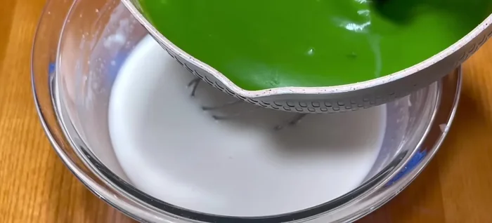 Prepare the pandan dough. Follow the same steps as the purple dough, replacing purple leaf water with 250ml pandan leaf water.