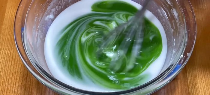 Prepare the mung bean filling. Blend the cooked green beans with 200ml coconut milk and 70g durian until smooth.