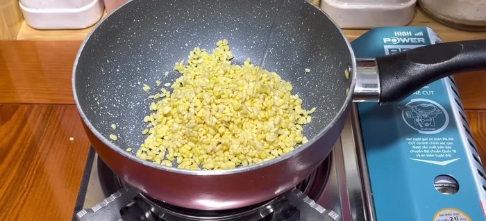 Cook the green beans. Wash 70g of green beans and soak in water for at least 2-3 hours. Rinse again, then cook with 300ml of water over medium heat until boiling. Skim off foam, reduce heat to low, and cook for 15-20 minutes until soft and the water dries up.